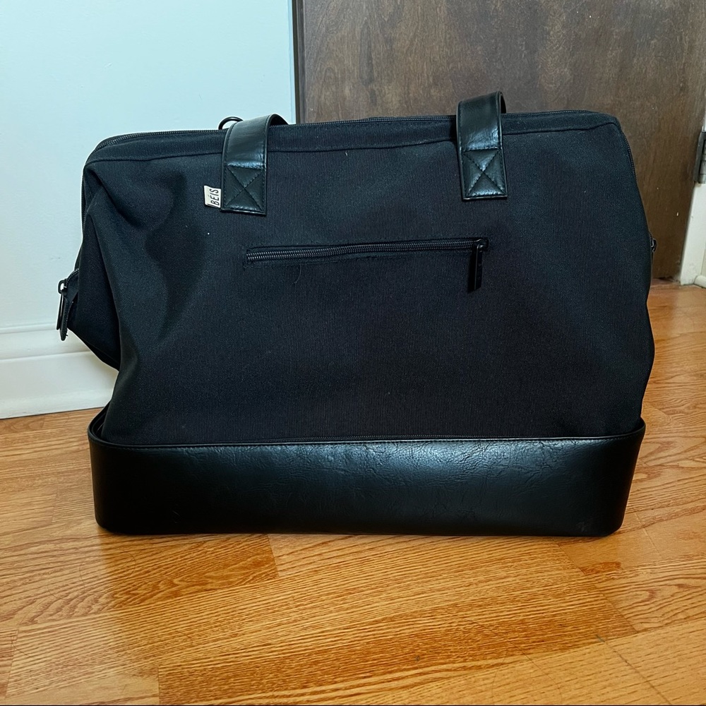 Beis Weekender Bag In black